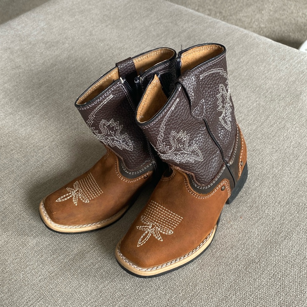 Super cute cowboy boots size 10 Carrera boots